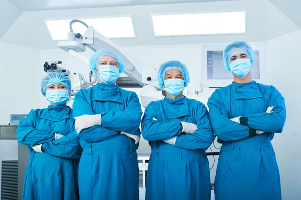 Θετικοί Υπερήφανοι Χειρουργοί Μικροσκοπική Ποδιά Που Στέκονται Στο Χειρουργείο Μπροστά — Φωτογραφία Αρχείου