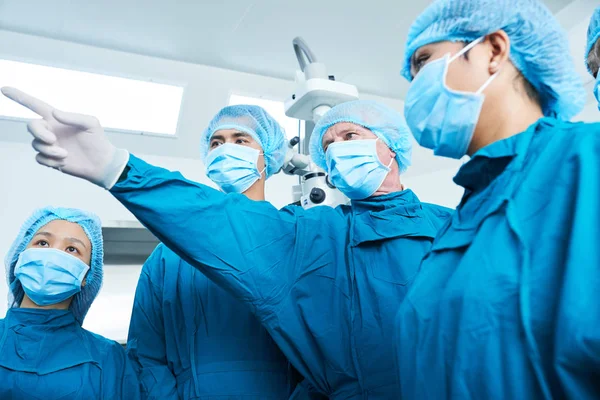수술복 마스크 그리고 그룹에 환자의 상태에 정보를 모니터를 외과의 — 스톡 사진