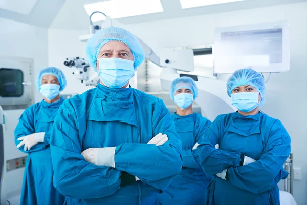 腕を折り曲げカメラを見て立っている頭蓋骨 キャップ 顔のマスクの外科医の自信のあるチーム — ストック写真