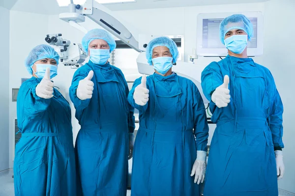 Team Chirurgen Operatiekleding Gezichtsmaskers Die Duimen Laten Zien Een Geslaagde — Stockfoto