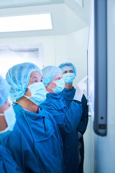 Chirurgiens Lisant Les Antécédents Médicaux Patient Vérifiant Les Résultats Ses Photos De Stock Libres De Droits
