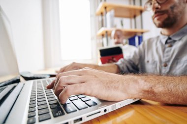 Profesyonel ön uç geliştirici programlama elleri ve büyük bir şirket için yeni web sitesi üzerinde çalışma