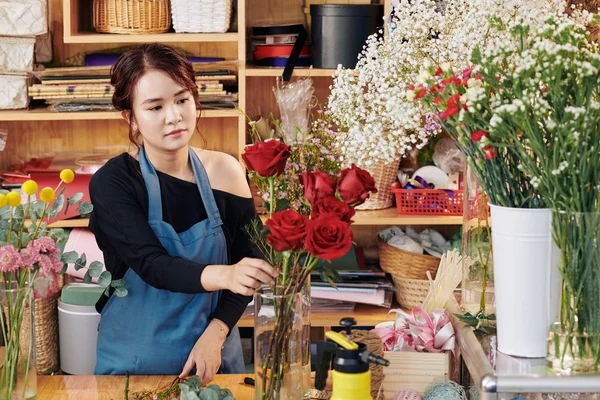 Joven Florista Asiática Bonita Trabajando Mostrador Poniendo Flores Frescas Jarrón — Foto de Stock