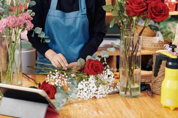Hände Professioneller Floristin Arrangieren Blumenstrauß Ihrem Atelier — Stockfoto