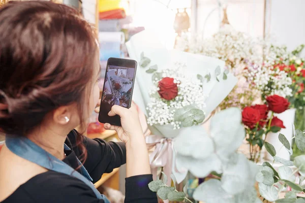 Fiorista Utilizzando Smartphone Scattare Foto Bouquet Caricarlo Sui Social Media — Foto Stock