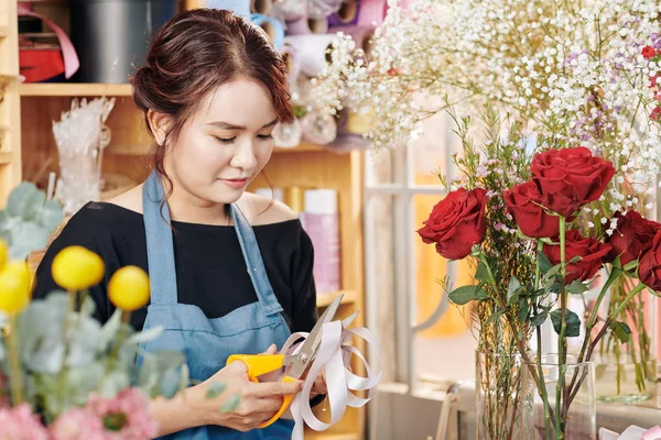 Muito Jovem Florista Asiático Fita Corte Para Decorar Buquê Flores — Fotografia de Stock