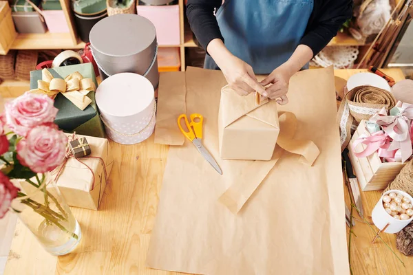 Manos Del Trabajador Tienda Regalos Femenino Envolviendo Presente Papel Marrón —  Fotos de Stock