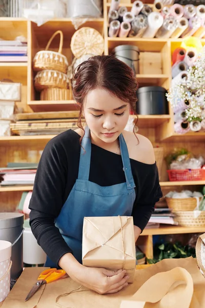 리스트가 만들고 선물을 로묶습니다 — 스톡 사진