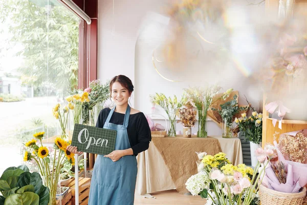 若いです可愛いですベトナム人女性オープン彼女の最初の花店 — ストック写真