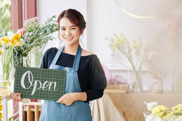 Propietaria Floristería Femenina Bastante Joven Sosteniendo Letrero Abierto Sonriendo Cámara — Foto de Stock