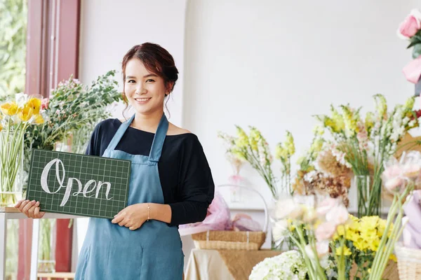 Concepto Pequeña Empresa Mujer Asiática Bastante Joven Abriendo Floristería Clientes — Foto de Stock