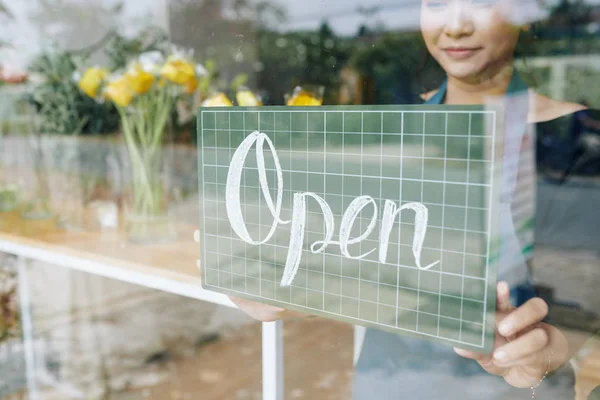 Close Beeld Van Vrouwelijke Bloemenwinkel Eigenaar Opknoping Open Teken Glazen — Stockfoto