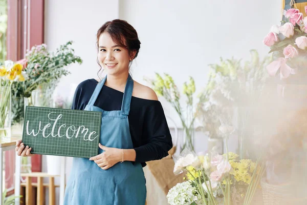 Muito Jovem Florista Vietnamita Segurando Placa Boas Vindas Clientes Acolhedores — Fotografia de Stock