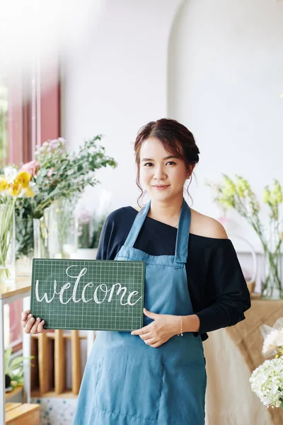 Portrait Young Asian Woman Apron Holding Welcome Signboard Inviting Customer — Stock Fotó