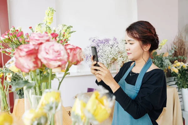 Unga Vietnamesiska Florist Tar Bilder Färdiga Buketter Sociala Medier — Stockfoto