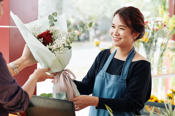 Positieve Bloemenwinkel Werknemer Geven Mooie Boeket Met Rode Rozen Aan — Stockfoto