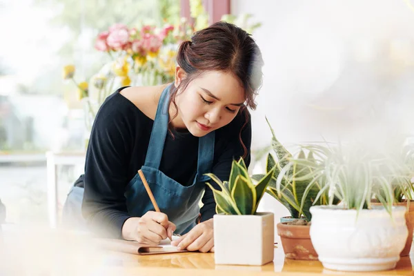 Junge Asiatische Floristin Schreibt Liste Der Dinge Auf Die Heute — Stockfoto