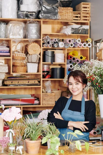 かなり肯定的なベトナムの若い女性楽しみます仕事で彼女の花店 — ストック写真