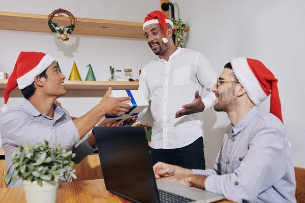 Compañeros Multiétnicos Sombreros Santa Claus Intercambiando Regalos Navidad Oficina — Foto de Stock