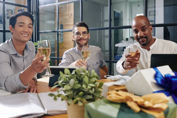 Positieve Multi Etnische Collega Zitten Aan Tafel Vergaderzaal Drinken Mousserende — Stockfoto