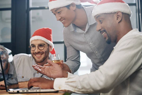 Emocionado Hombre Negocios Santa Claus Sombrero Mostrando Proyecto Terminado Pantalla — Foto de Stock