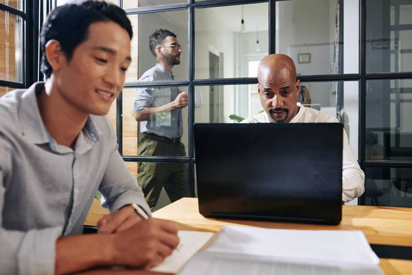 Gemengde Race Zakenman Zit Aan Tafel Vergaderzaal Het Lezen Van — Stockfoto