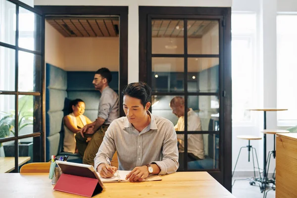 Joven Emprendedor Asiático Viendo Webinar Tableta Tomando Notas Libro Texto — Foto de Stock