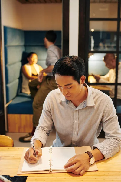 Pengusaha Muda Vietnam Yang Serius Duduk Meja Kantor Dan Menulis — Stok Foto