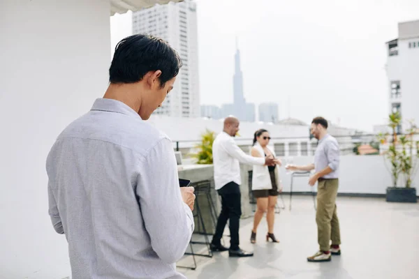 Joven Periodista Comprobando Las Redes Sociales Teléfono Inteligente Cuando Viene — Foto de Stock