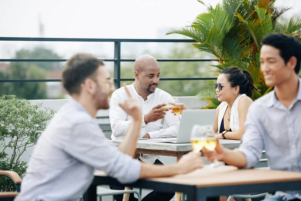 Business Couple Sitting Outdoor Cafe Toasting Champagne Glasses Making Deal — Stock Photo, Image