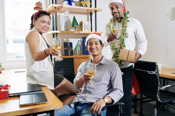 Multi Étnica Equipe Negócios Vestindo Chapéus Papai Noel Chifres Renas — Fotografia de Stock