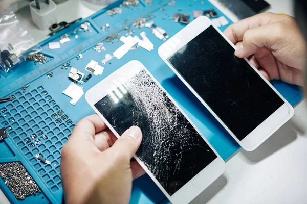 Risse Und Nachrichten Smartphone Bildschirme Den Händen Des Reparateurs Blick — Stockfoto