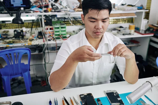 Jovem Reparador Asiático Tirar Foto Smartphone Com Tela Removida — Fotografia de Stock