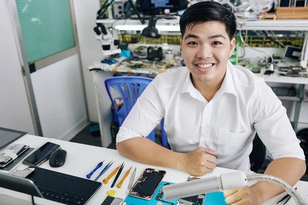 Happy Young Asian Man Enjoying Working Smartphone Repair Shop — Stock Photo, Image