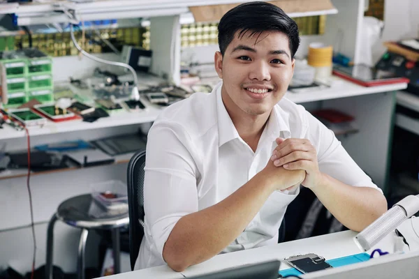 Retrato Jovem Positivo Asiático Reparador Trabalhando Mesa Loja Reparação Smartphones — Fotografia de Stock