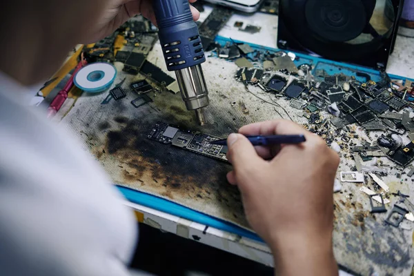 Técnico Usando Pistola Quente Reparar Placa Lógica Sua Mesa — Fotografia de Stock