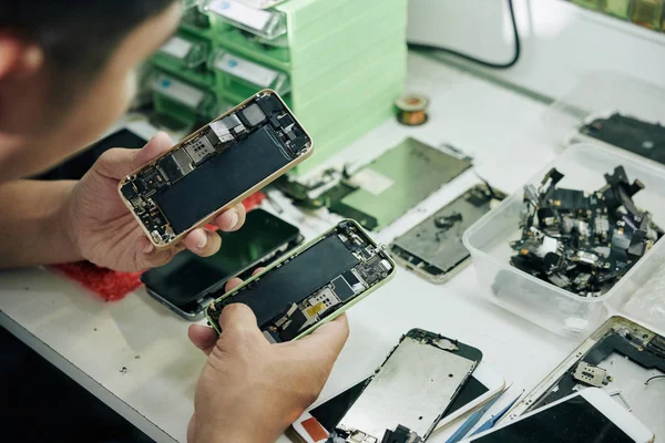 Image Gros Plan Réparateur Examinant Les Smartphones Avant Les Réparer — Photo