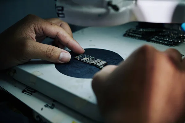 Imagem Perto Reparador Colocando Placa Lógica Palco Microscópio — Fotografia de Stock