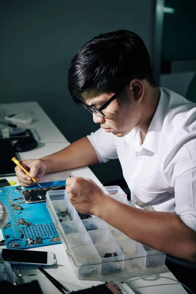 Professional Vietnamese Repairman Concentrated Fixing Smartphone — Stock Photo, Image