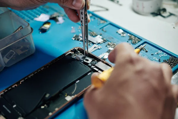 Hände Des Reparateurs Mit Pinzette Bei Der Befestigung Der Smartphone — Stockfoto