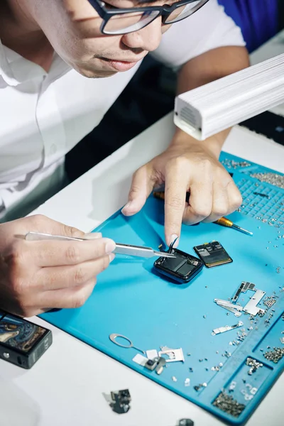 Reparador Gafas Usando Pinzas Fijar Cordones Smartwatch Roto — Foto de Stock