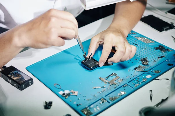 Hände Des Reparateurs Entfernen Rückwand Der Smartwatch Bei Der Befestigung — Stockfoto