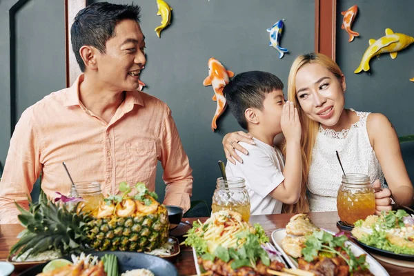 Adorable Niño Asiático Susurrando Secreto Madre Durante Cena Familiar Cafetería — Foto de Stock