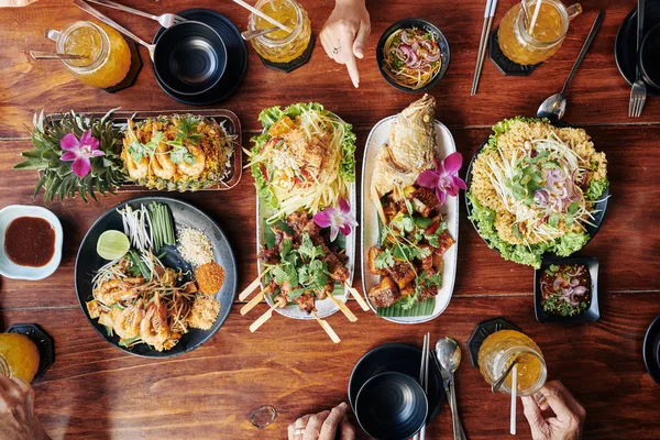 소스와 음료가 맛있는 해산물 위에서 내려다 보인다 — 스톡 사진