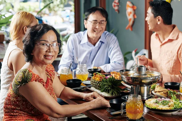 Glückliche Asiatische Seniorin Gläsern Beim Familienessen Restaurant — Stockfoto