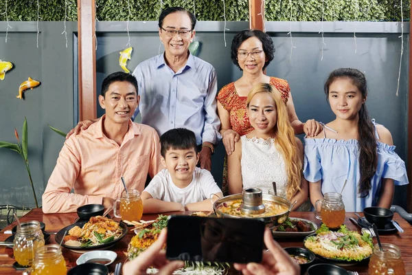 Mutlu Büyük Vietnamlı Aile Akıllı Telefondaki Fotoğraf Için Büyük Yemek — Stok fotoğraf