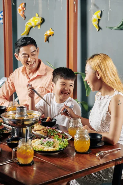 母亲和小儿子在餐馆吃美味的亚洲食物时 都在开玩笑笑 — 图库照片