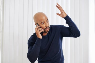 Duygusal öfkeli girişimci iş arkadaşı ya da iş ortağıyla telefonda konuşuyor.