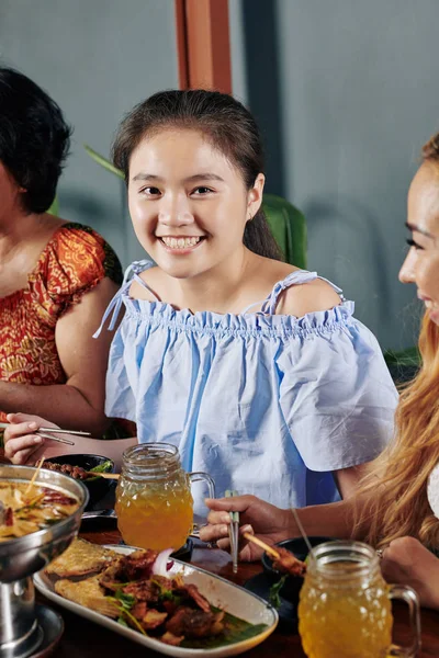 Retrato Encantadora Chica Vietnamita Sonriente Cenando Con Palillos Mirando Cámara —  Fotos de Stock