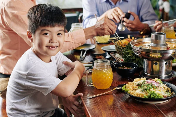 Retrato Sorrir Menino Asiático Comendo Pratos Saborosos Primo Vietnamita Jantar — Fotografia de Stock